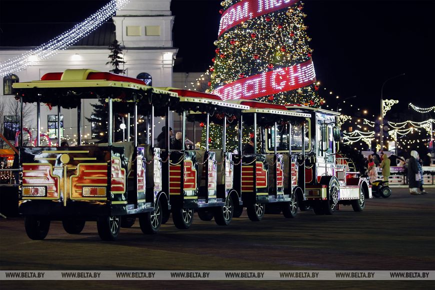 Праздник царит в Бресте: новогоднее настроение повсюду - и в городе, и на лицах его жителей