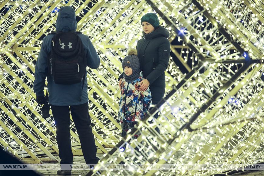 Праздник царит в Бресте: новогоднее настроение повсюду - и в городе, и на лицах его жителей