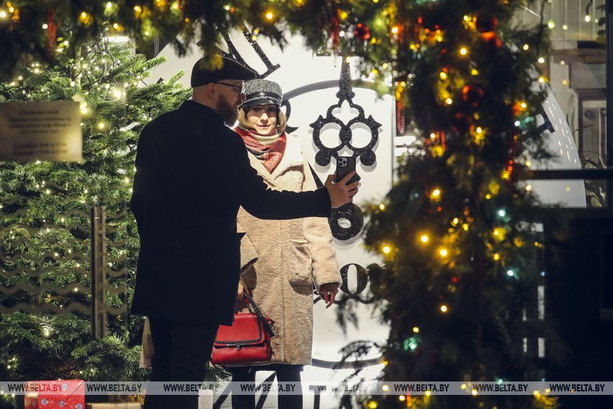 Праздник царит в Бресте: новогоднее настроение повсюду - и в городе, и на лицах его жителей