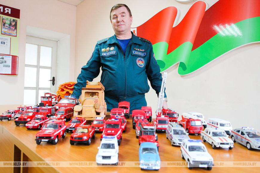 Хобби началось с новогоднего подарка. Житель Жабинки собрал более 270 моделей автомобилей