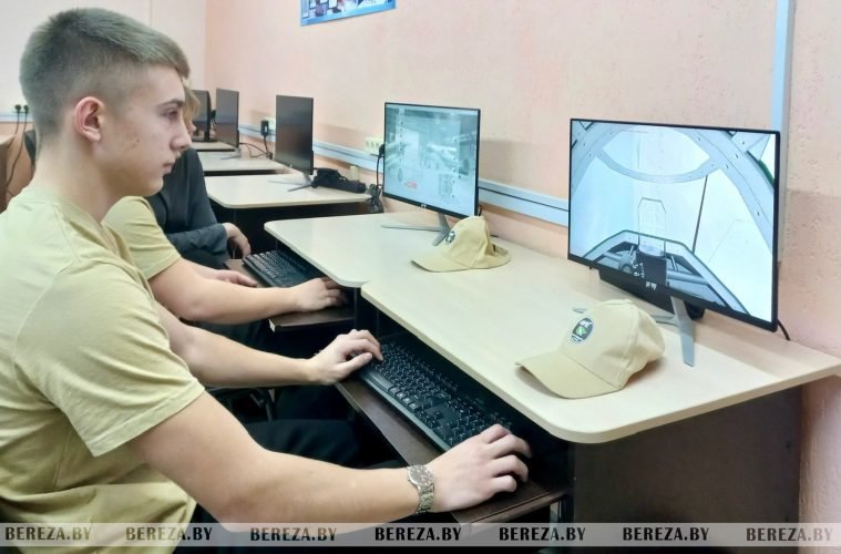 Школьники в Березе начали изучать управление дронами