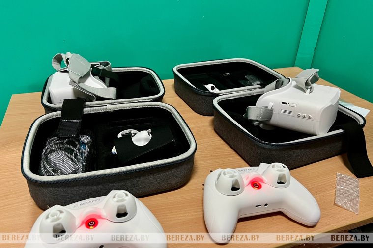 Школьники в Березе начали изучать управление дронами