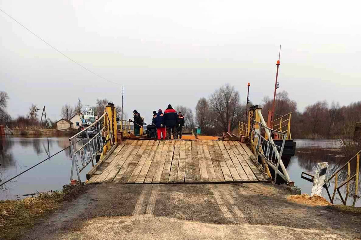 Началась навигация на Пине. В Пинском районе первыми в стране запустили речной паром