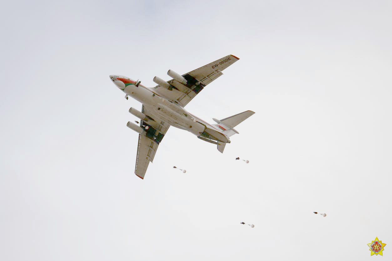 Как прошло сегодняшнее десантирование под Брестом. Фоторепортаж