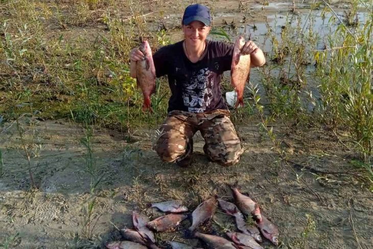 Девушка из Кобрина ломает стереотипы: увлекается рыбалкой, кикбоксингом и разбирается в металле