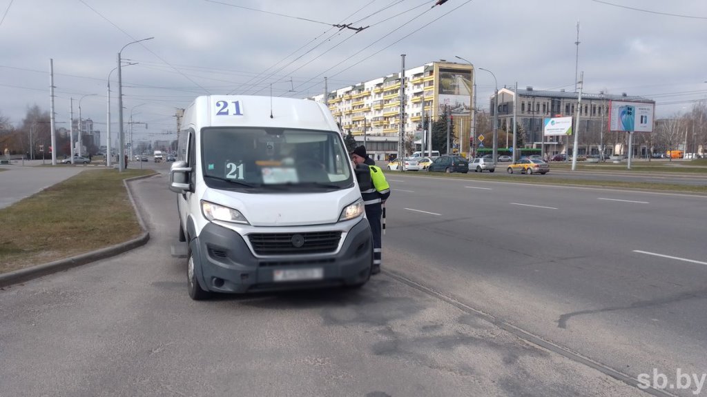 В Бресте сотрудники ГАИ проверяют работу маршрутных такси