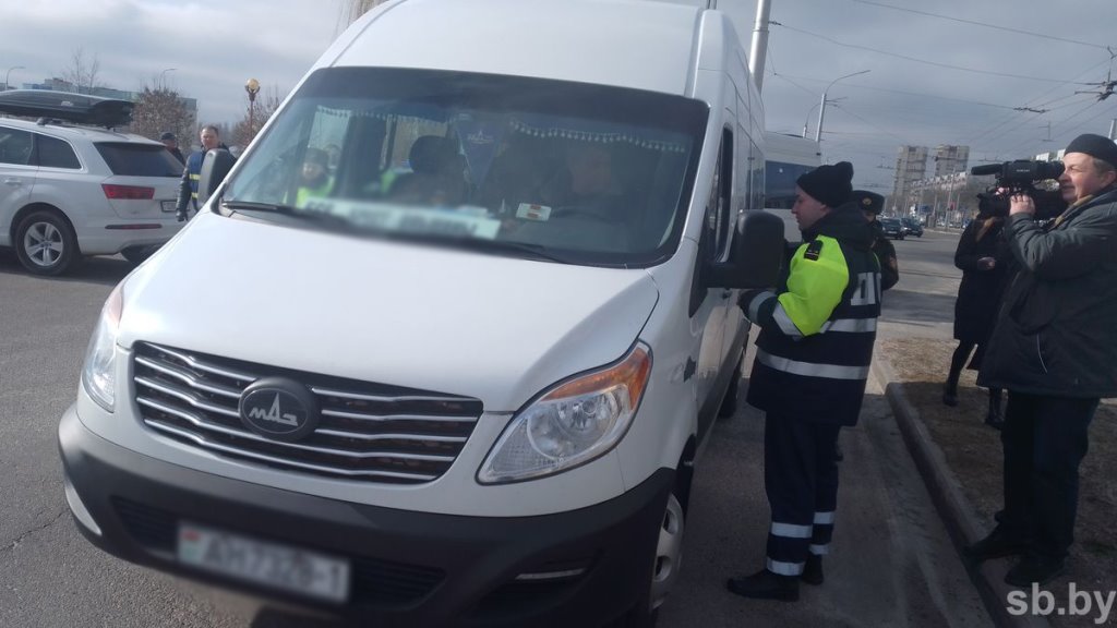В Бресте сотрудники ГАИ проверяют работу маршрутных такси