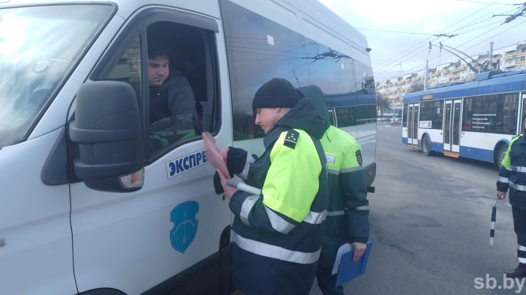 В Бресте сотрудники ГАИ проверяют работу маршрутных такси
