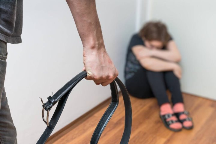 В Беларуси отец побил 14-летнюю дочь ремнем после родительского собрания. Что решил суд?