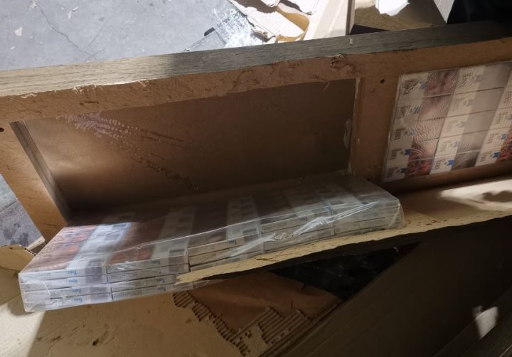 Уже как неделю из белорусской фуры извлекают сигареты. Литовцы предполагают, что в грузовике контрабанды на 2 000 000 евро