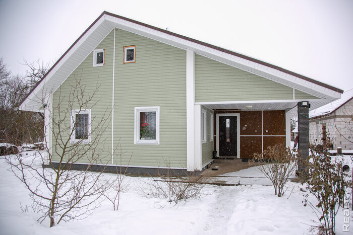 «Летом здесь гул — как на аэродроме». Семья переехала из столицы в старый дом в глухой деревне — и не жалеет