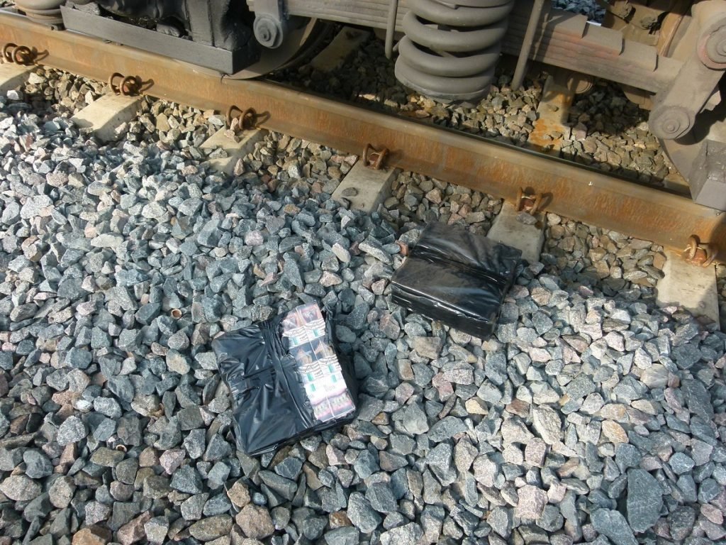 В Тересполе партию сигарет обнаружили в двигателе локомотива
