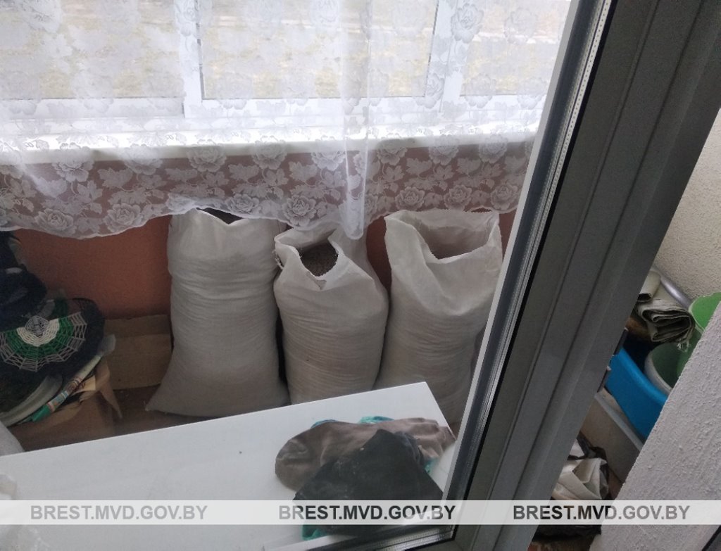 Жительница Березовского района хранила на балконе почти 220 кг похищенного комбикорма