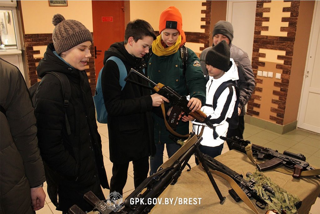 Учащиеся брестской гимназии №1 посетили пограничную заставу «Брест»