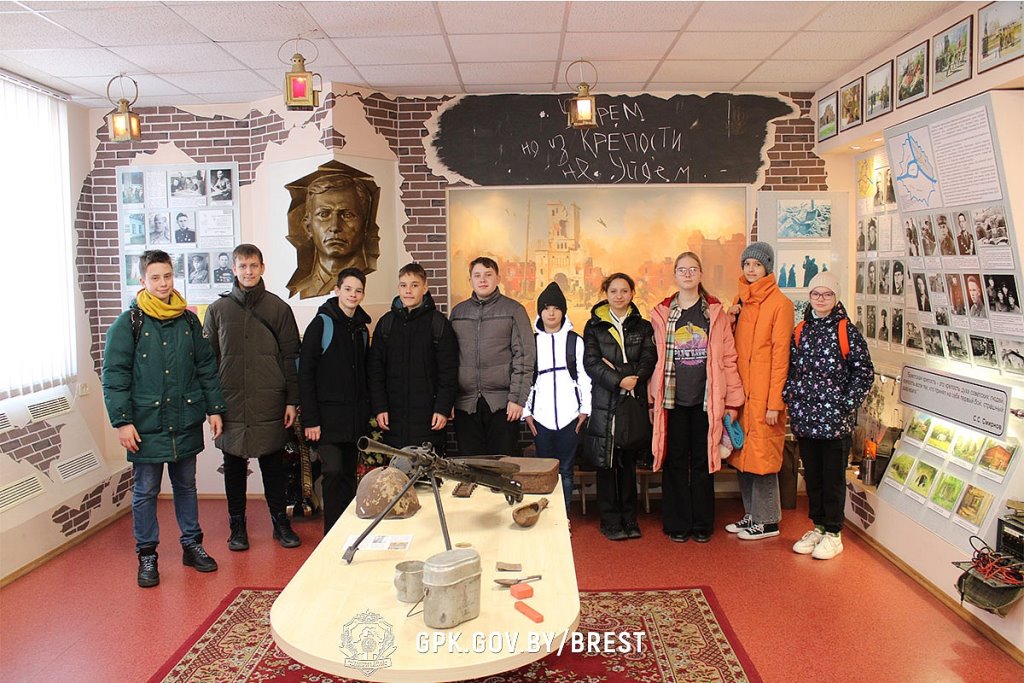 Учащиеся брестской гимназии №1 посетили пограничную заставу «Брест»