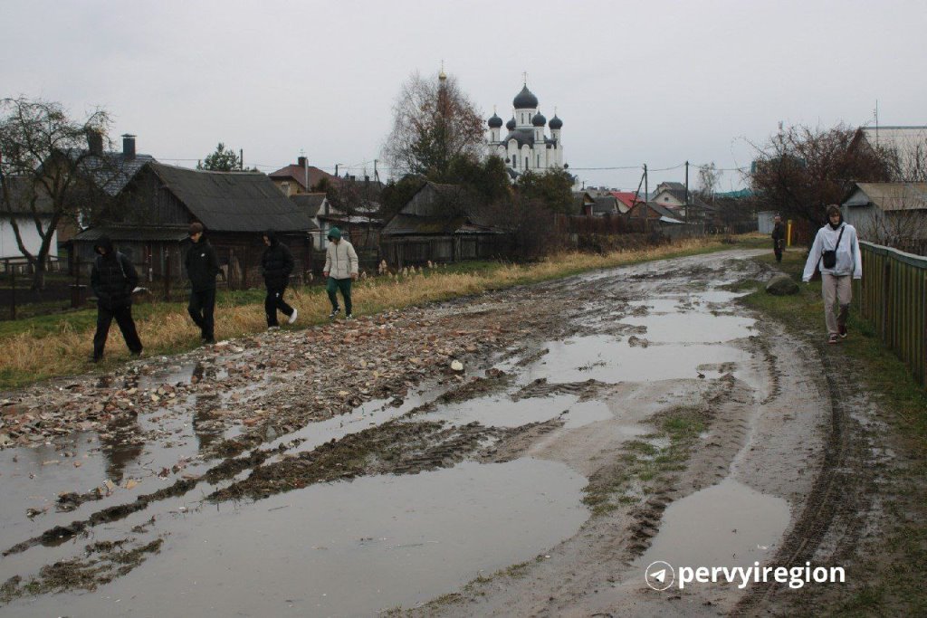 В Ивацевичах кто-то подсыпал дорогу - всё вывезли «до последнего кусочка кирпичика»