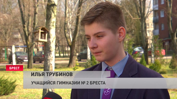 «О птицах надо заботиться». Брестские школьники украсили один из парков скворечниками