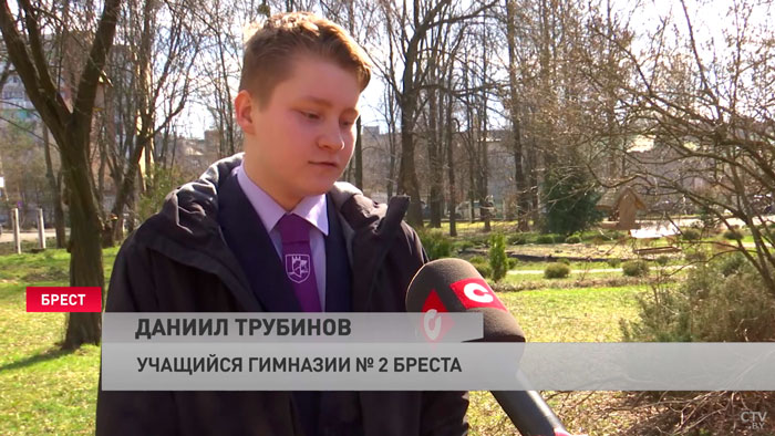 «О птицах надо заботиться». Брестские школьники украсили один из парков скворечниками