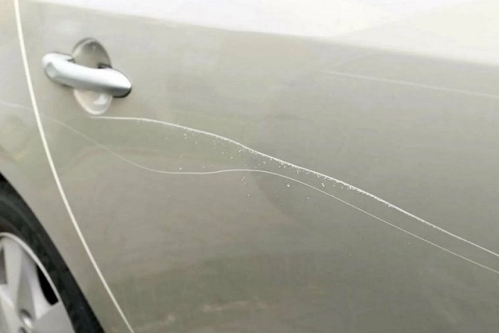 Поцарапала автомобиль пакетом с купальниками. Как наказали виновницу