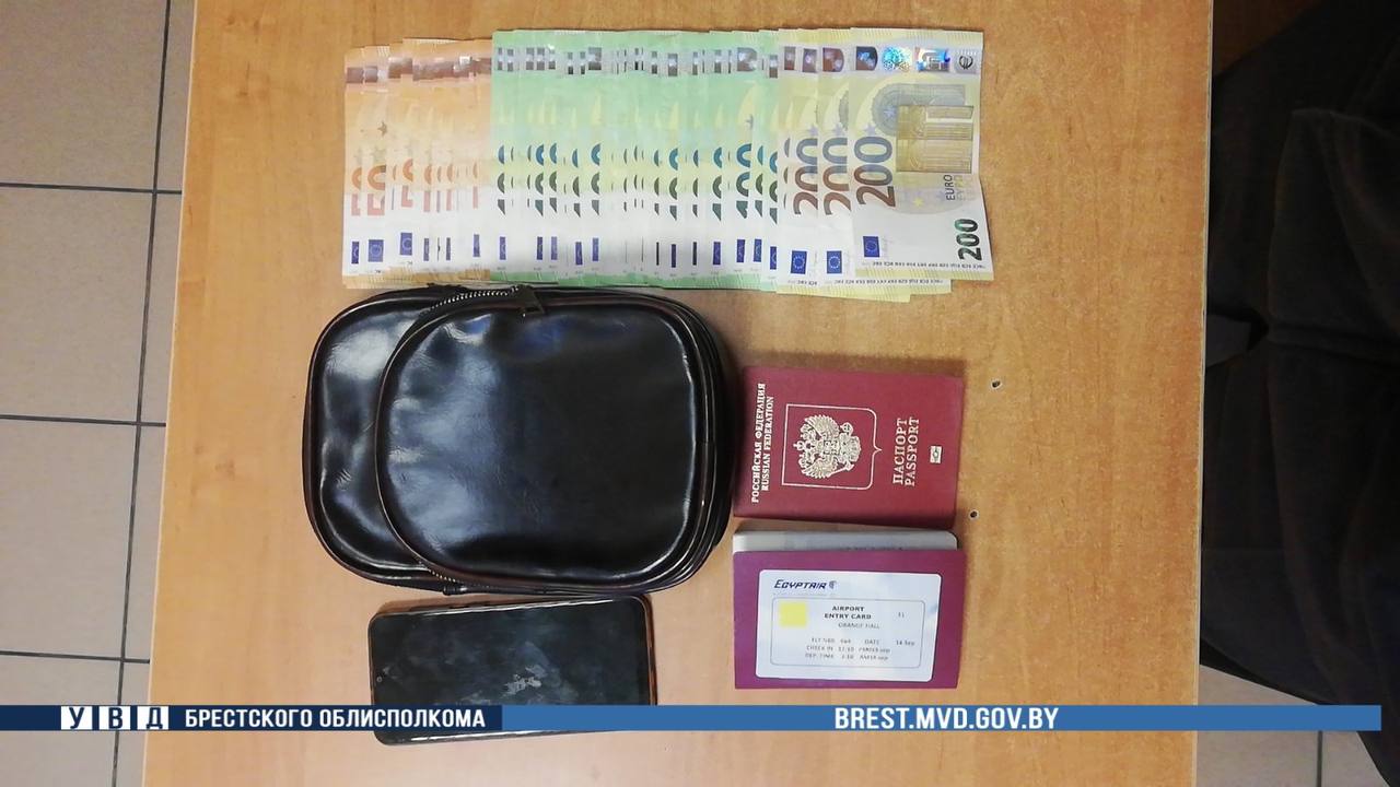 Неизвестный забыл сумку с крупной суммой денег и документами в Бресте: его ищет милиция