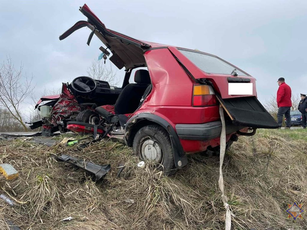 ДТП в Брестской области: работники МЧС спасли водителя легкового автомобиля
