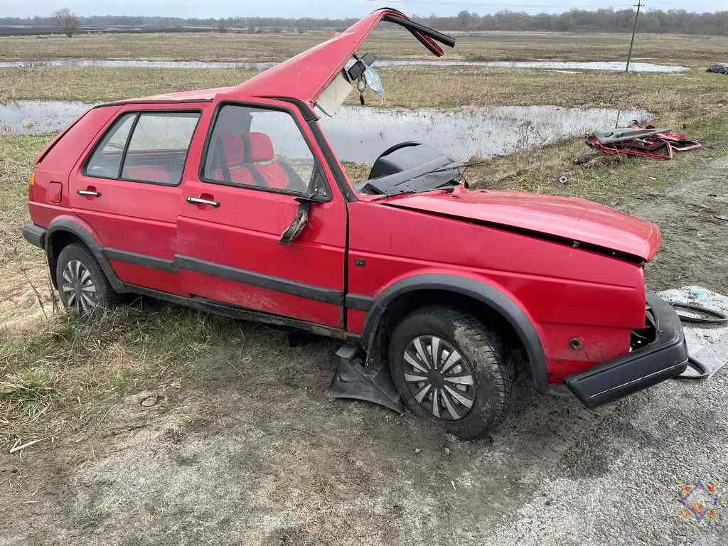 ДТП в Брестской области: работники МЧС спасли водителя легкового автомобиля