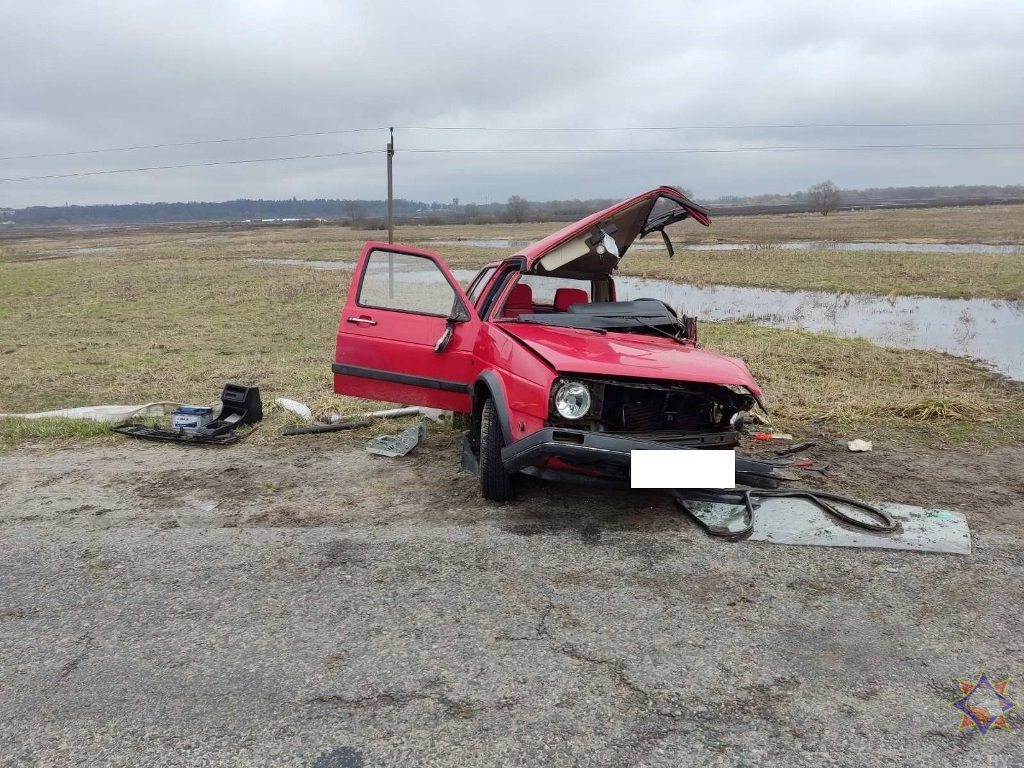 ДТП в Брестской области: работники МЧС спасли водителя легкового автомобиля