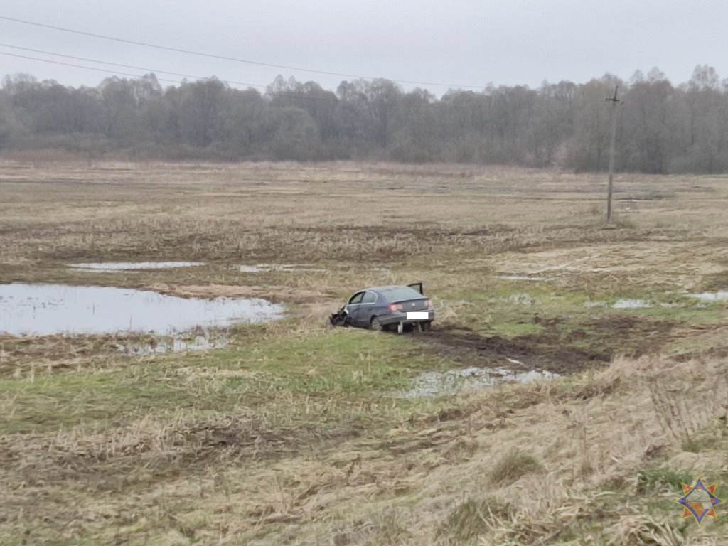 ДТП в Брестской области: работники МЧС спасли водителя легкового автомобиля