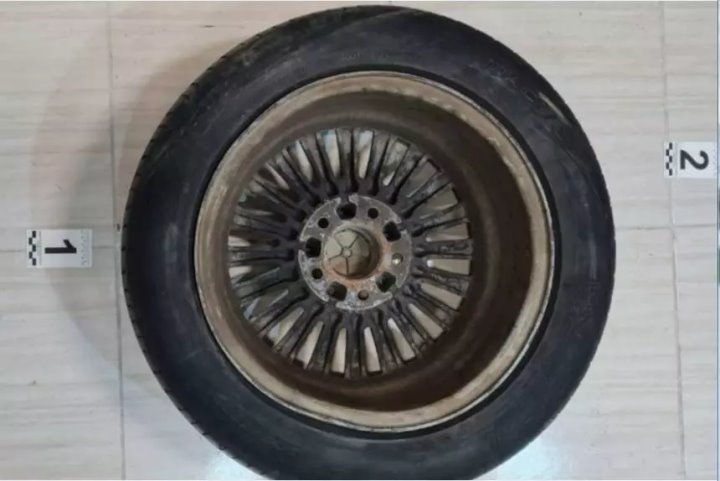 Парень передумал покупать BMW, но колеса ему понравились, и он незаметно поменял их