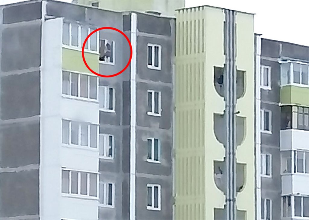 В Слуцке 12-летняя девочка мыла окно на 9-м этаже со стороны улицы - детей решили изъять из семьи