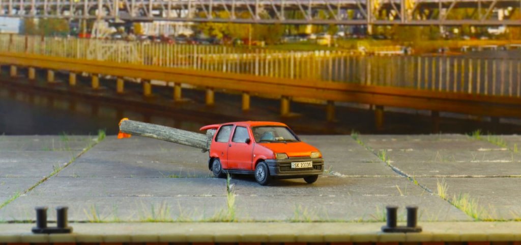 Поляки смеются над водителем Fiat, который превратил малютку в лесовоз и получает за это штрафы