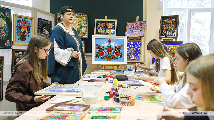 Традицию росписи по стеклу сохраняют в Брестской области