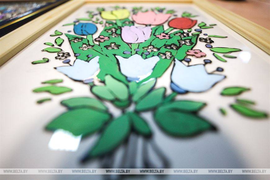 Традицию росписи по стеклу сохраняют в Брестской области