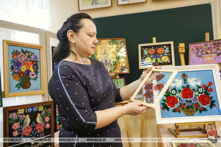 Традицию росписи по стеклу сохраняют в Брестской области