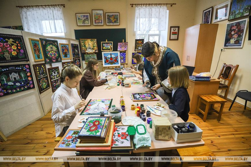 Традицию росписи по стеклу сохраняют в Брестской области