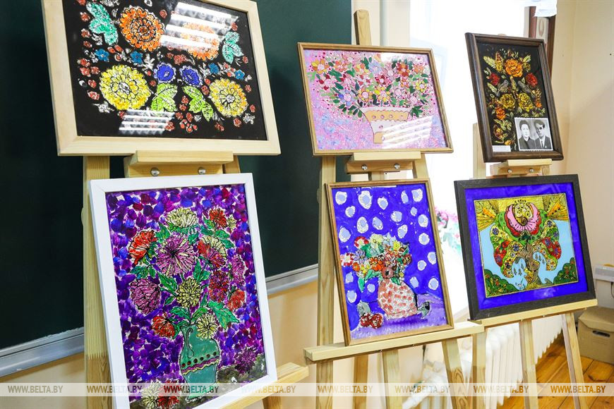 Традицию росписи по стеклу сохраняют в Брестской области