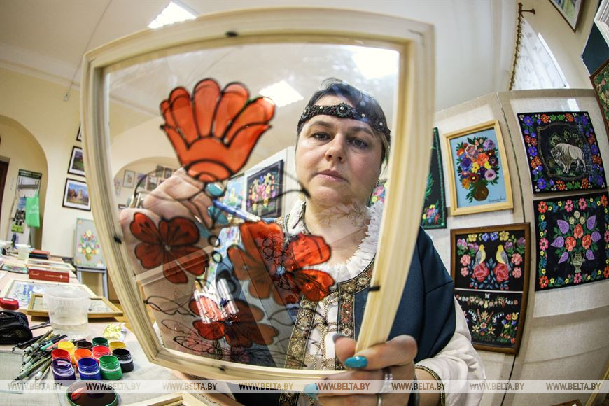 Традицию росписи по стеклу сохраняют в Брестской области