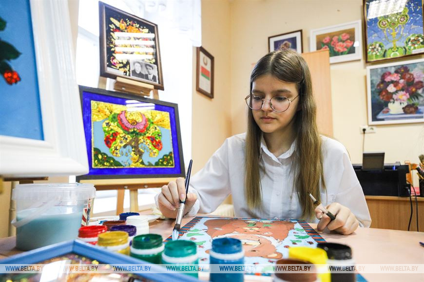 Традицию росписи по стеклу сохраняют в Брестской области