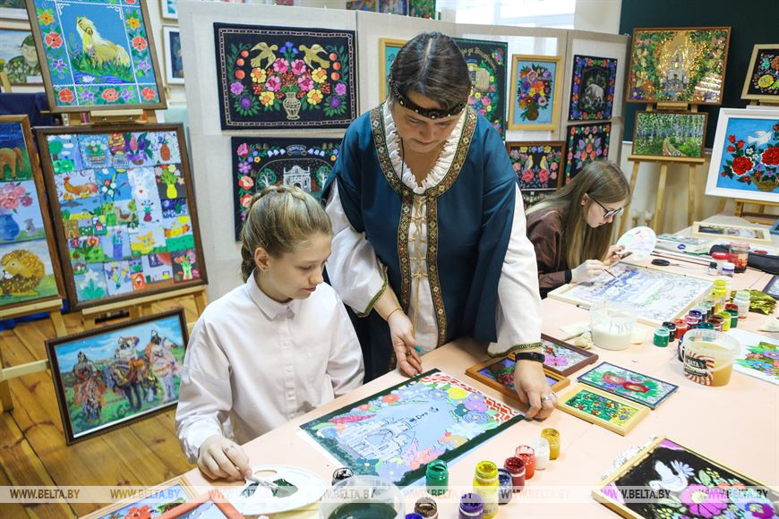 Традицию росписи по стеклу сохраняют в Брестской области