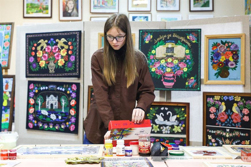 Традицию росписи по стеклу сохраняют в Брестской области