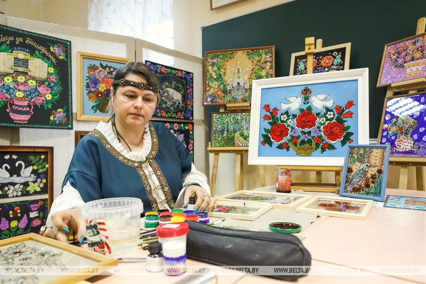 Традицию росписи по стеклу сохраняют в Брестской области