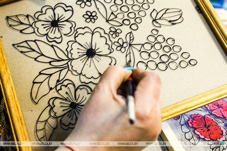 Традицию росписи по стеклу сохраняют в Брестской области