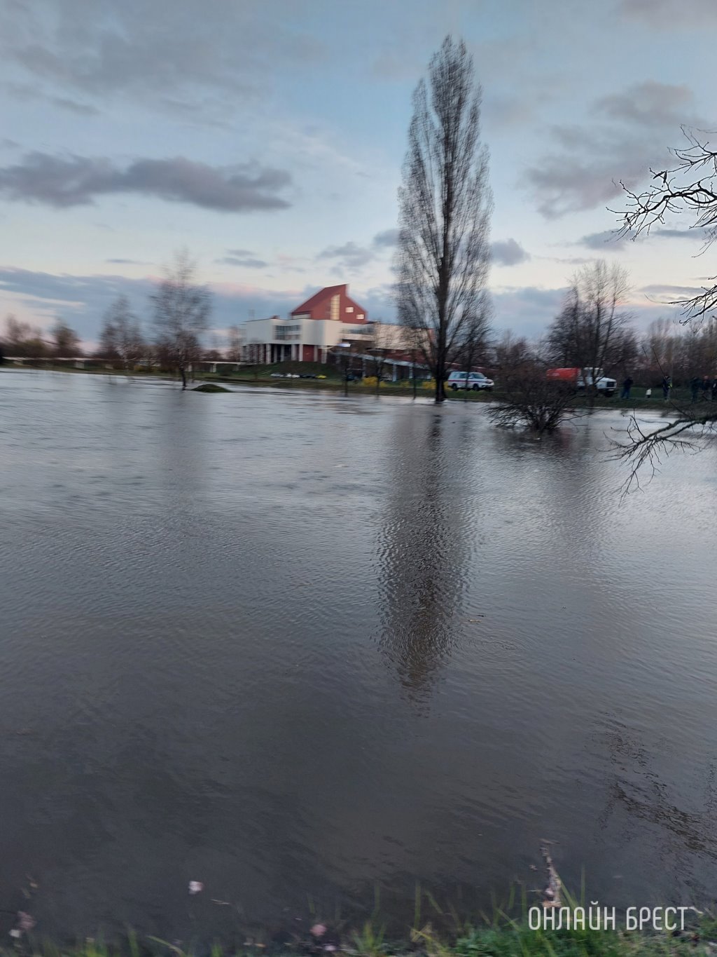 В связи с порывом водопровода в районе ЦМТ произошло временное снижение давления в сети холодного водоснабжения