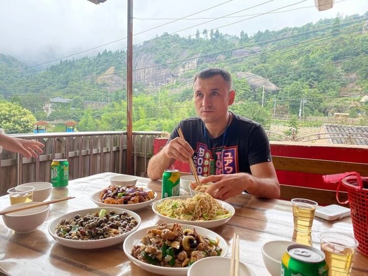 «Можно пойти в кафе за 2 доллара и встретить там миллионера». Выходец из Беларуси рассказал о жизни в Китае