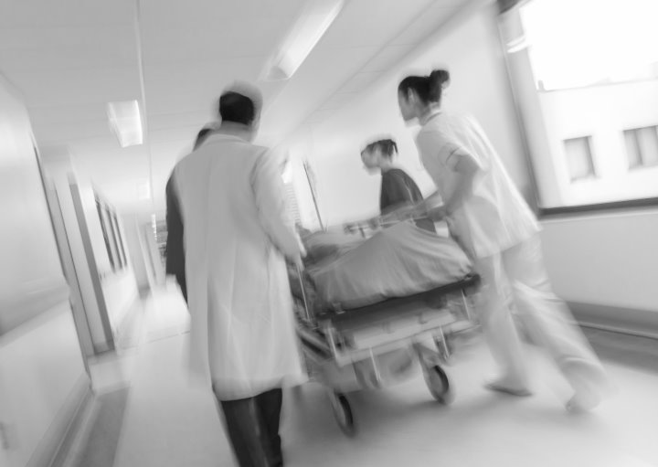 Житель Кобринского района проломил череп женщине, без спроса позвонившей его девушке