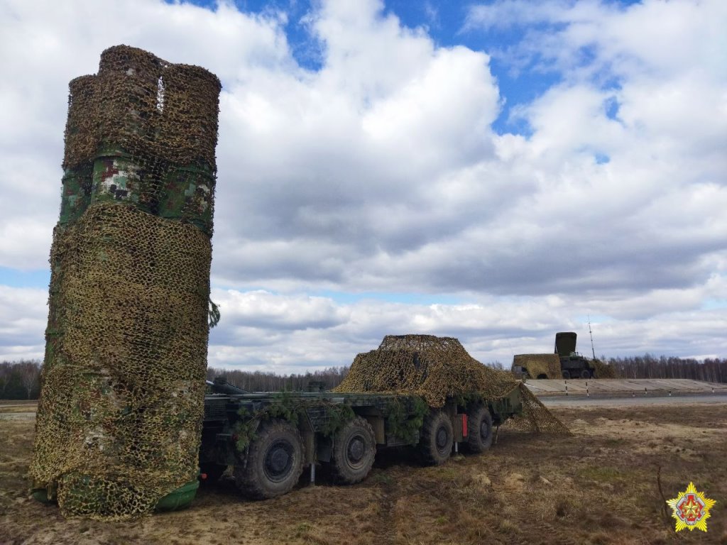 На полигоне Брестский проходит тактическое учение с зенитным ракетным дивизионом