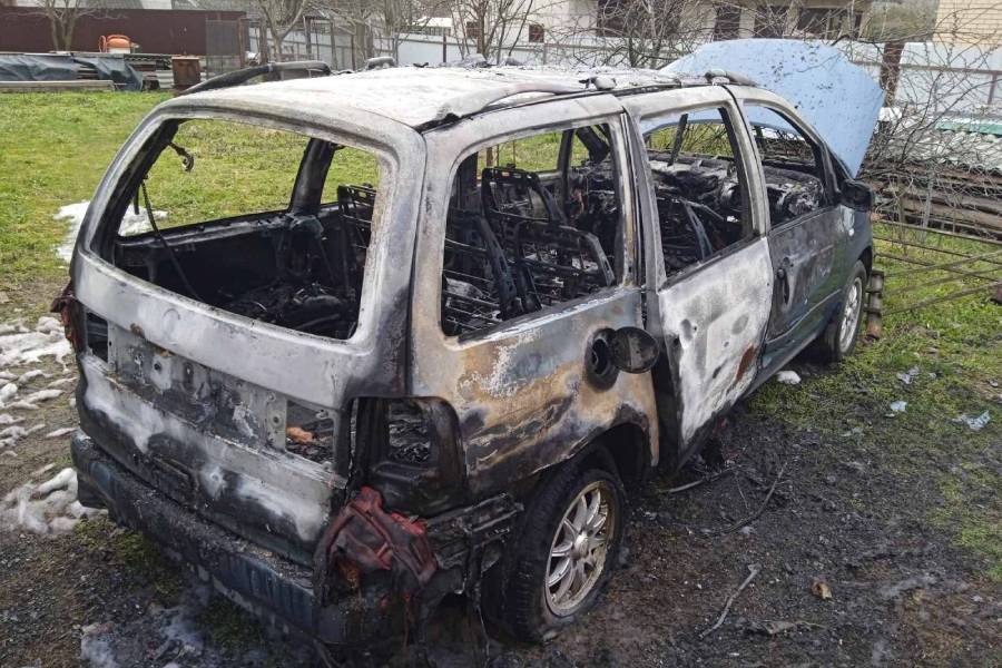 В Кобрине горел автомобиль — спасти имущество не удалось