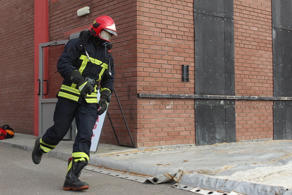 Лично-командное соревнование «Сильнейший пожарный-спасатель» провели в Бресте