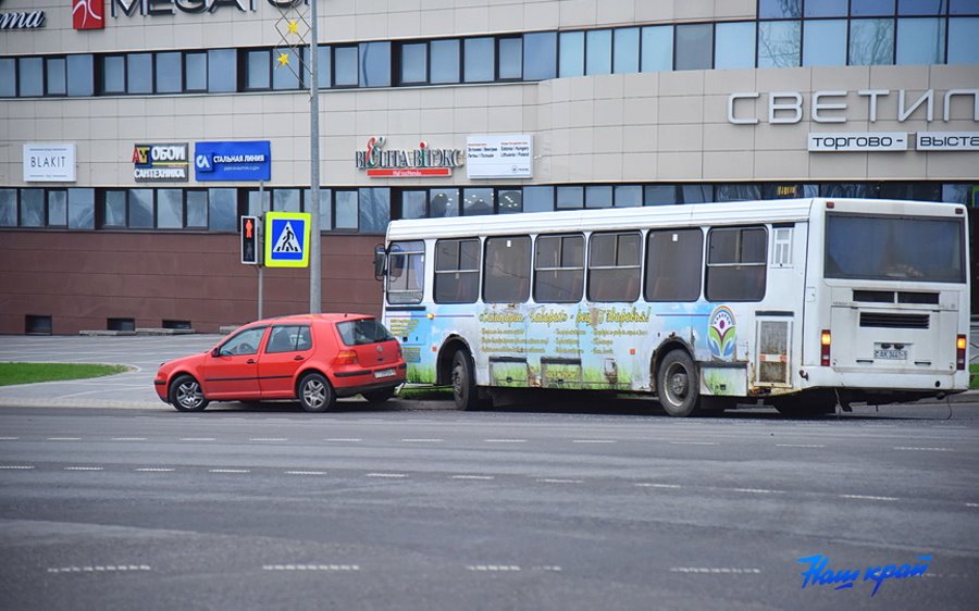 Автоледи в Барановичах не пропустила автобус, и он снес четыре пролета забора