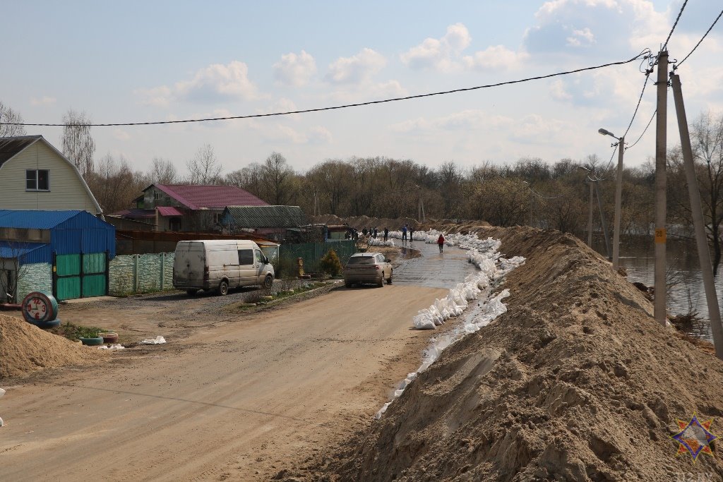 Гомельские спасатели укрепляют двухкилометровую насыпь, спасая местных жителей от паводка